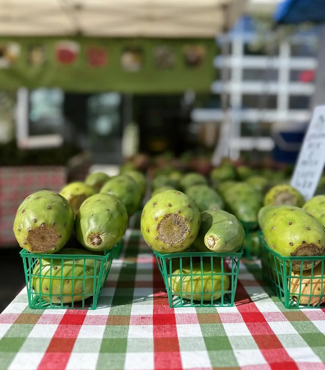 Une exposition de figues de Barbarie sur un marché de producteurs